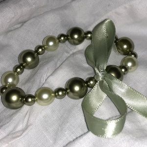 Stretchy green pearl bracelet with ribbon